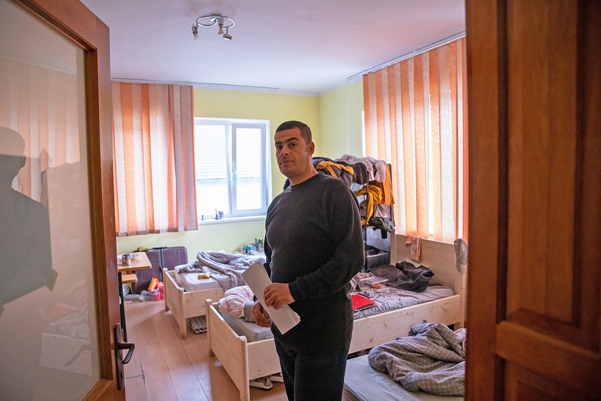 “Am venit aici să muncim, nu să mâncăm de la Crucea Roșie”. Disperarea a 45 de muncitori egipteni și tunisieni din Sibiu, abandonați de un afacerist care escrochează dându-se vărul lui Raed Arafat (I)