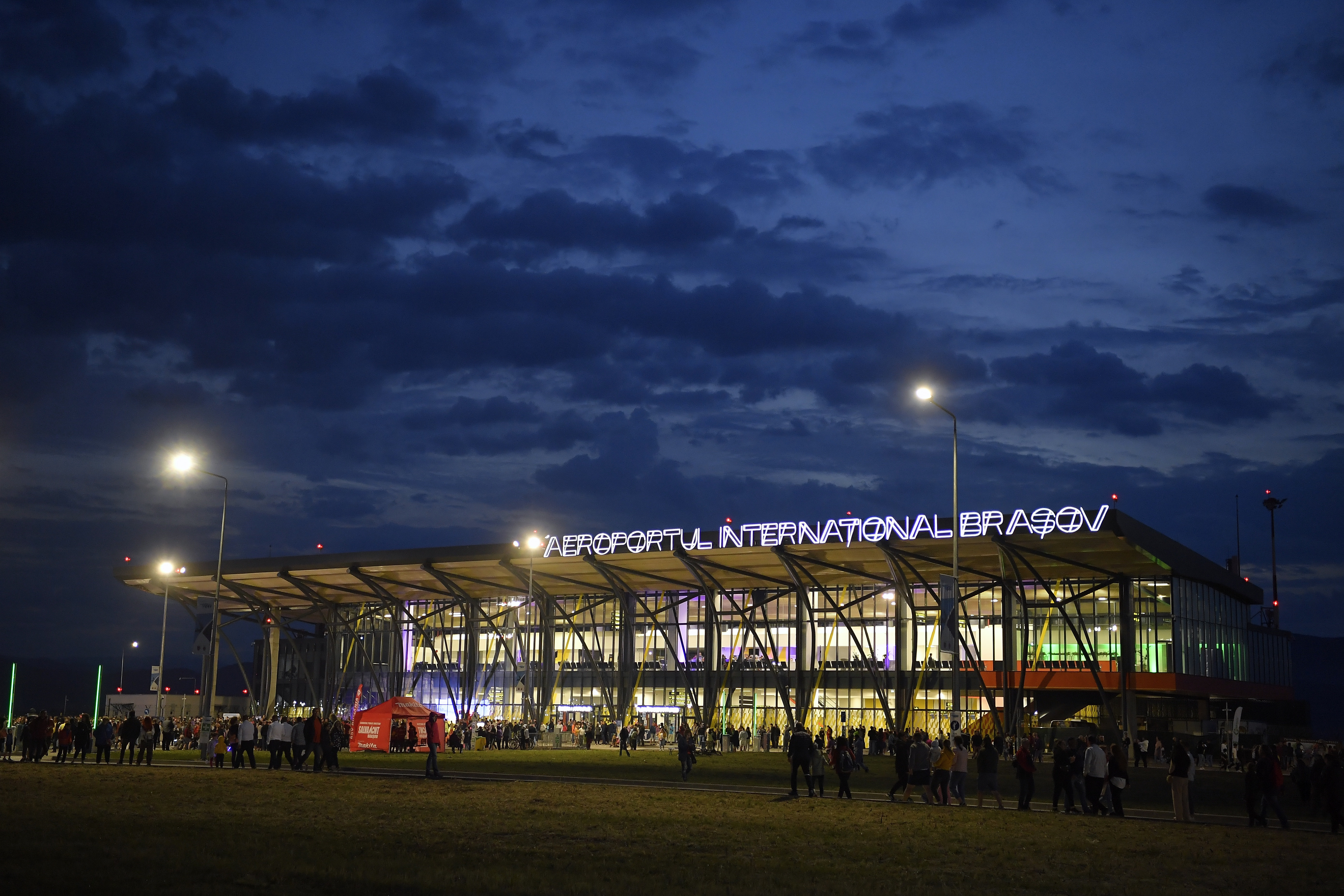 IMAGINI. Cum arăta acum un an aeroportul neterminat din Brașov și cum au reușit să-l finalizeze. Este primul aeroport nou din România din ultimii 50 de ani
