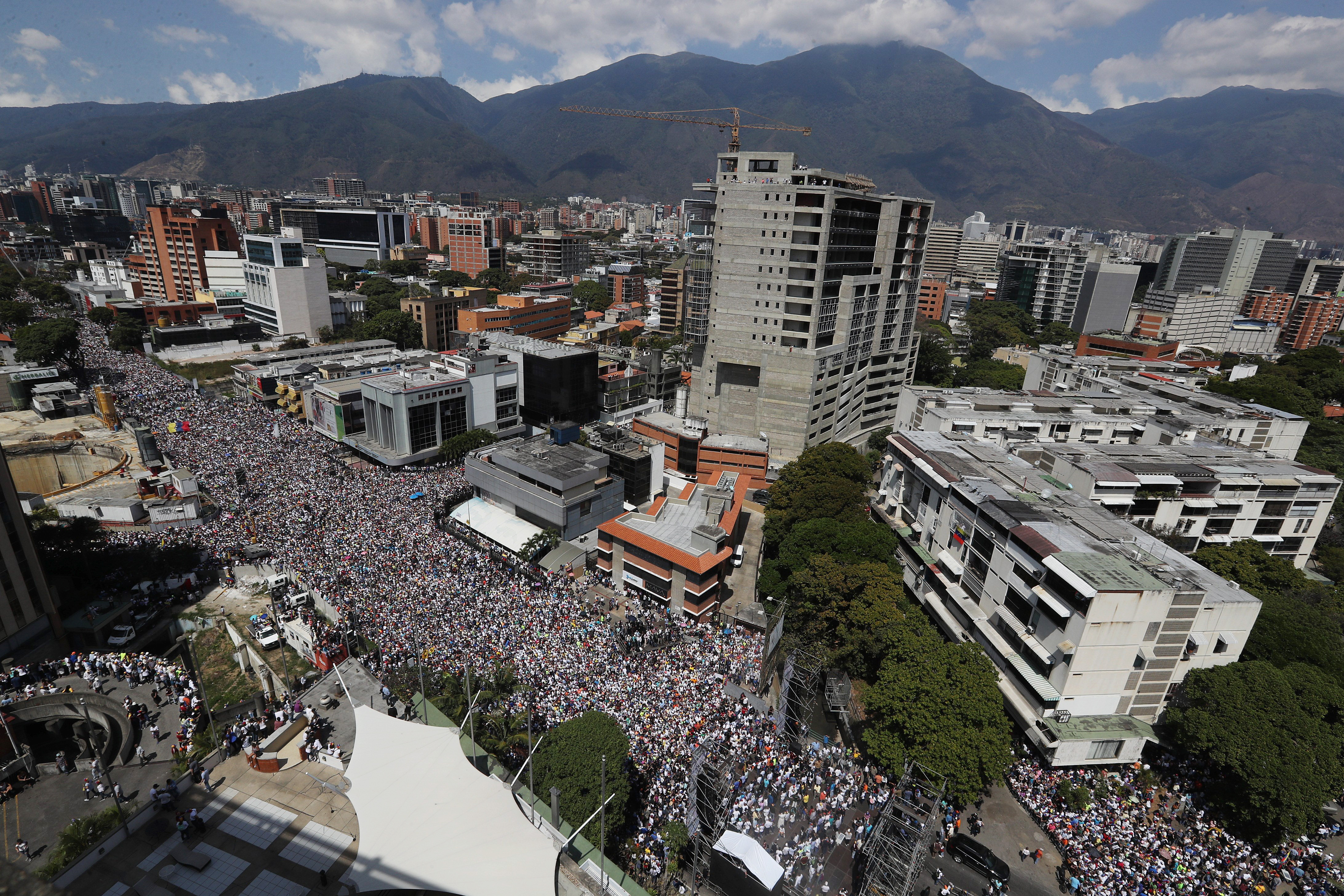 Criza din Venezuela | Străzile din Caracas, ocupate de susținătorii lui Guaido și Maduro. FOTO