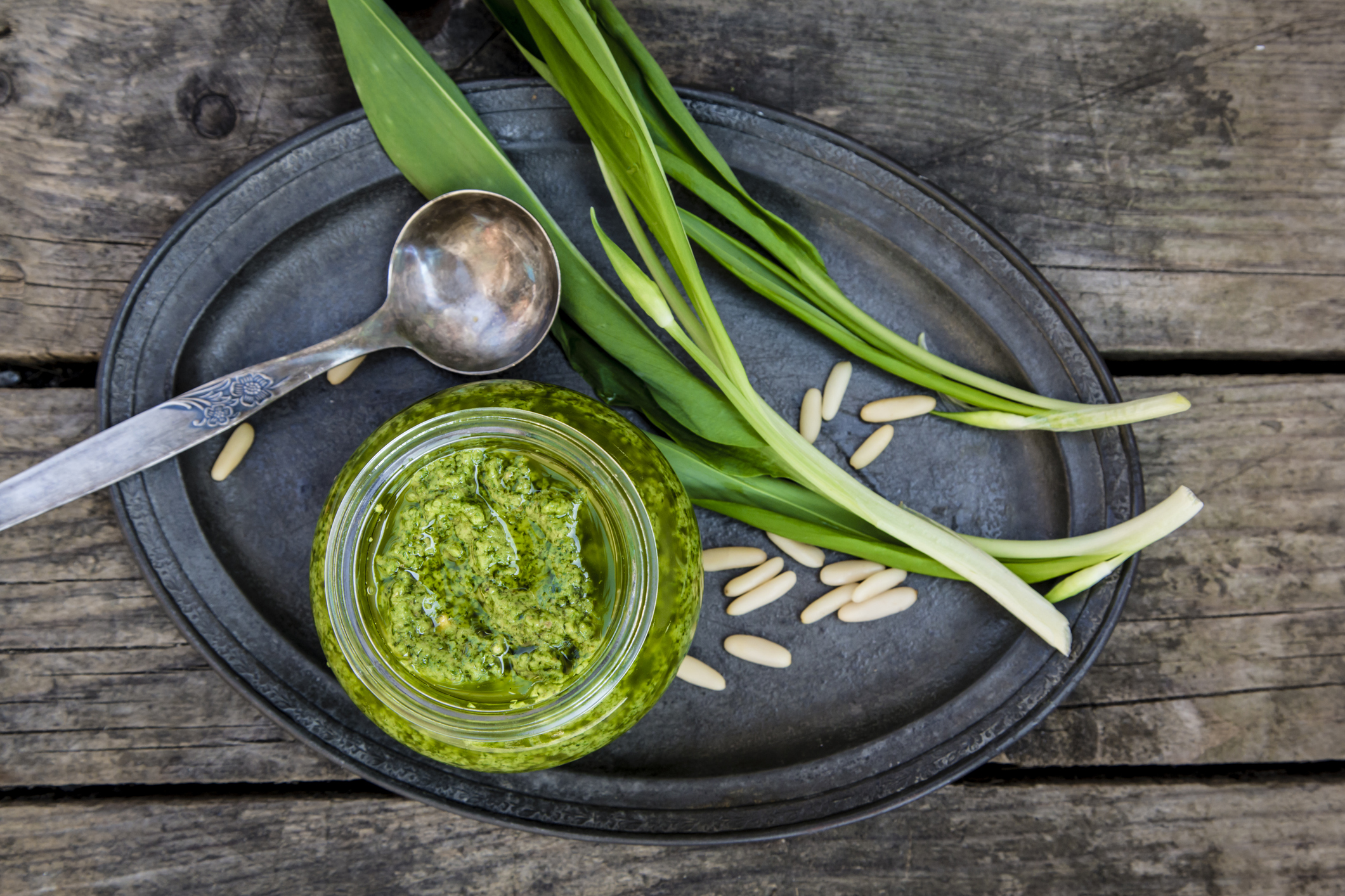 Comida sana del bosque: cómo hacer pesto de puerros