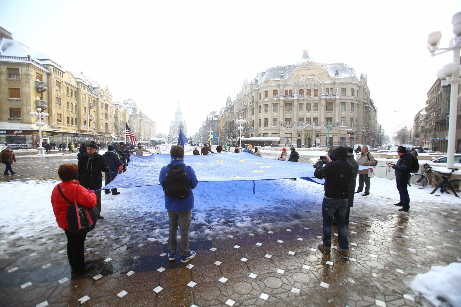 Un steag UE imens, întins în centrul Timișoarei. Adus de la Zurich, steagul va ajunge la București/FOTO