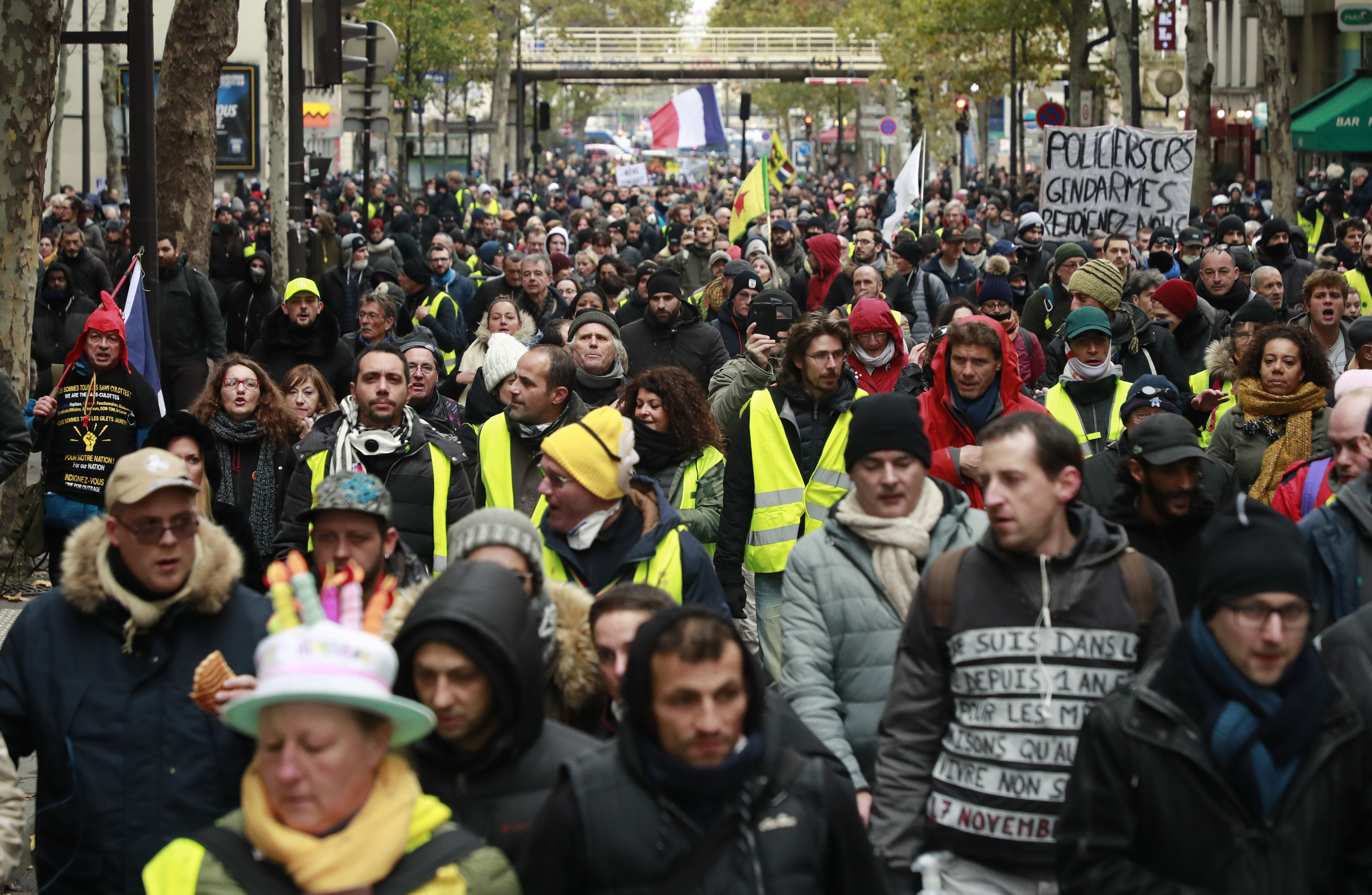 UPDATE | Noi violențe la Paris, la aniversarea unui an de la protestele „Vestelor Galbene”. Polițiștii au folosit gaze lacrimogene și au reținut peste 100 de persoane