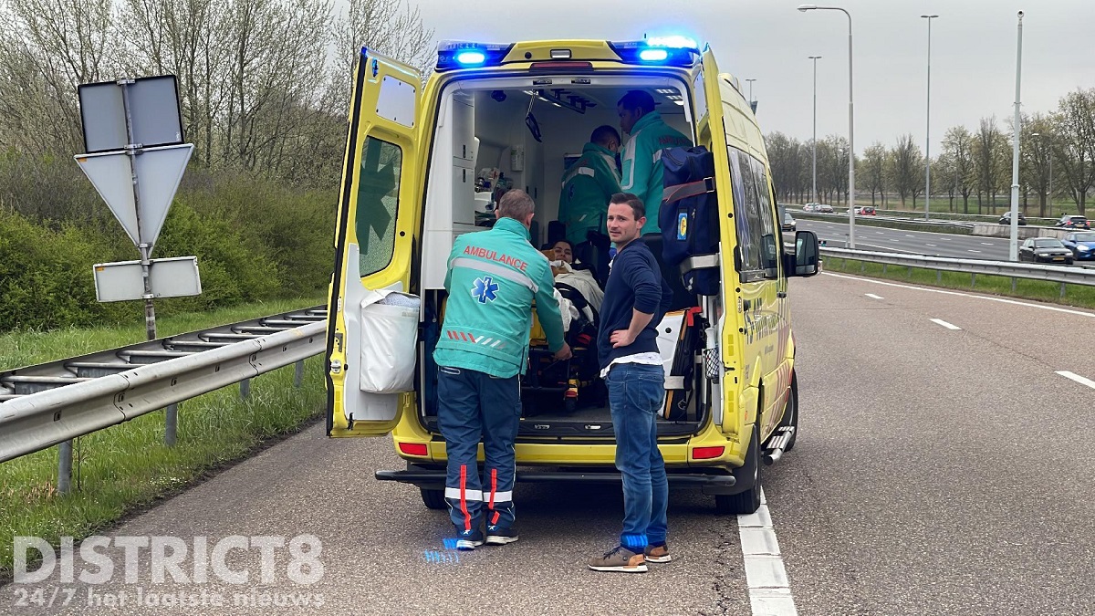 Polițiste cu lacrimi în ochi pe banda de urgență, unde au ajutat o femeie să nască o fetiță, pe o autostradă din Olanda | VIDEO
