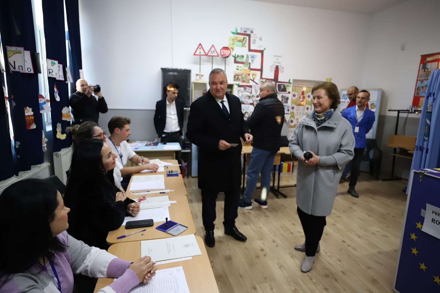 Cum s-a îmbrăcat soția lui Nicolae Ciucă în ziua alegerilor prezidențiale din 24 noiembrie. Cristina Maria Ciucă a bifat a doua apariție publică