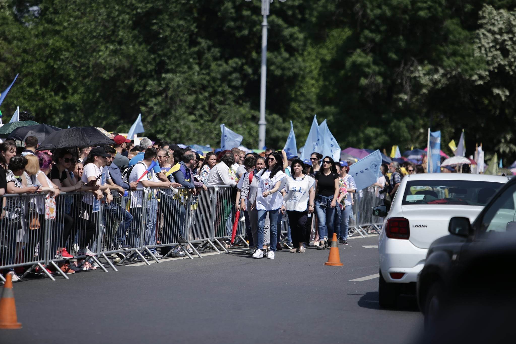 „Nu se poate România educată, cu salarii de altădată”. Mii de cadre didactice au protestat în stradă, în a patra zi de grevă