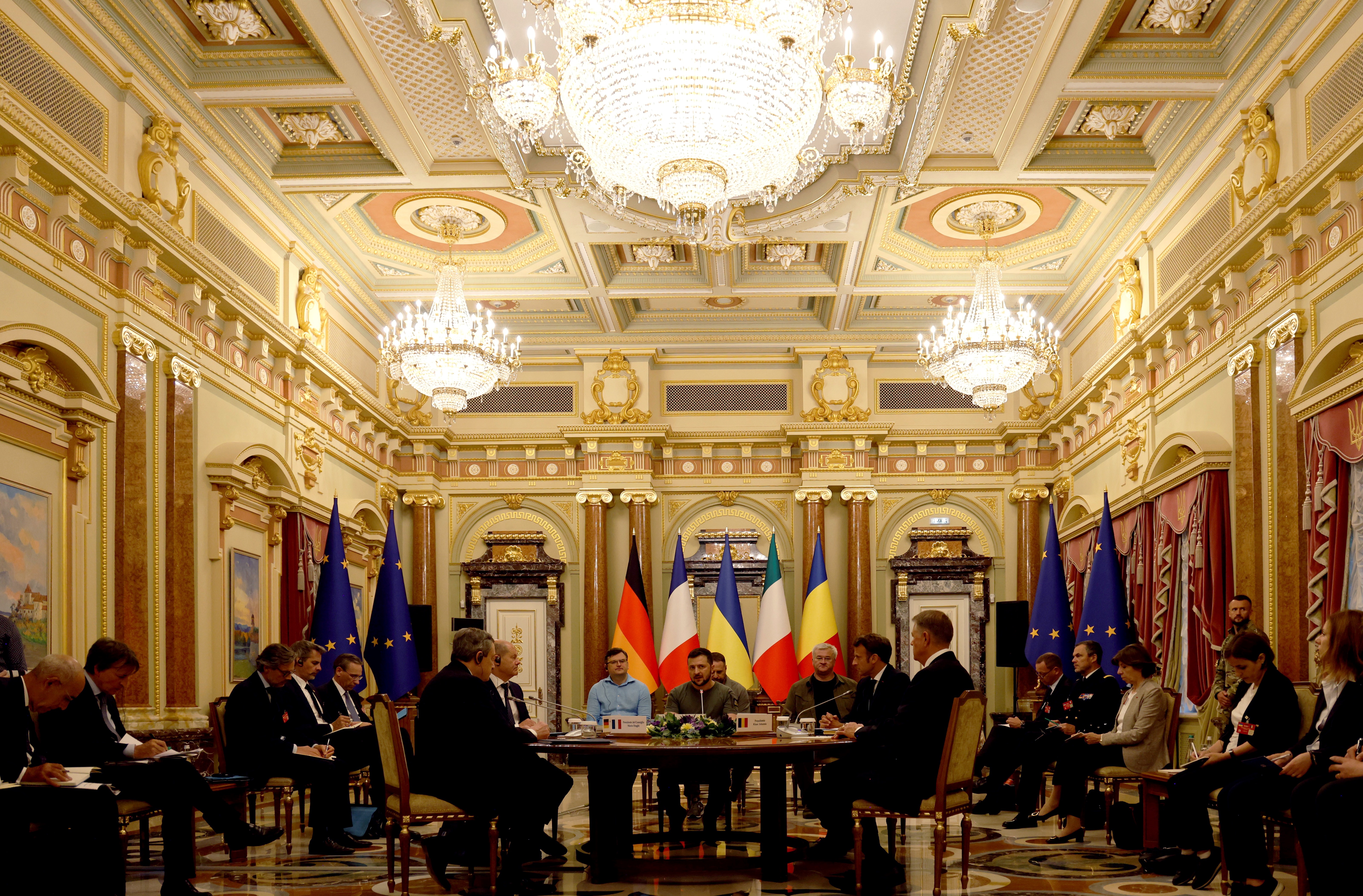 Cei patru lideri UE, primiți de Zelenski la Kiev. Iohannis, după vizita de la Irpin: „Nu există cuvinte care să descrie tragedia inimaginabilă”