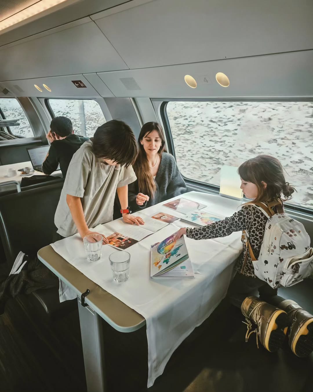 Dana Rogoz, vacanță de neuitat. Cum arată hotelul din Copenhaga în care s-a cazat cu familia: „Seamănă cu o cușetă de tren”