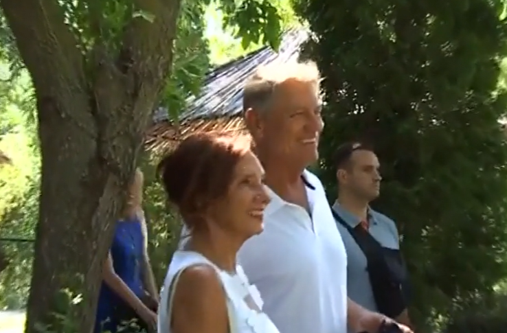 Klaus Iohannis, în vizită în Delta Dunării. Șeful statului și soția sa, Carmen, au făcut o plimbare cu barca