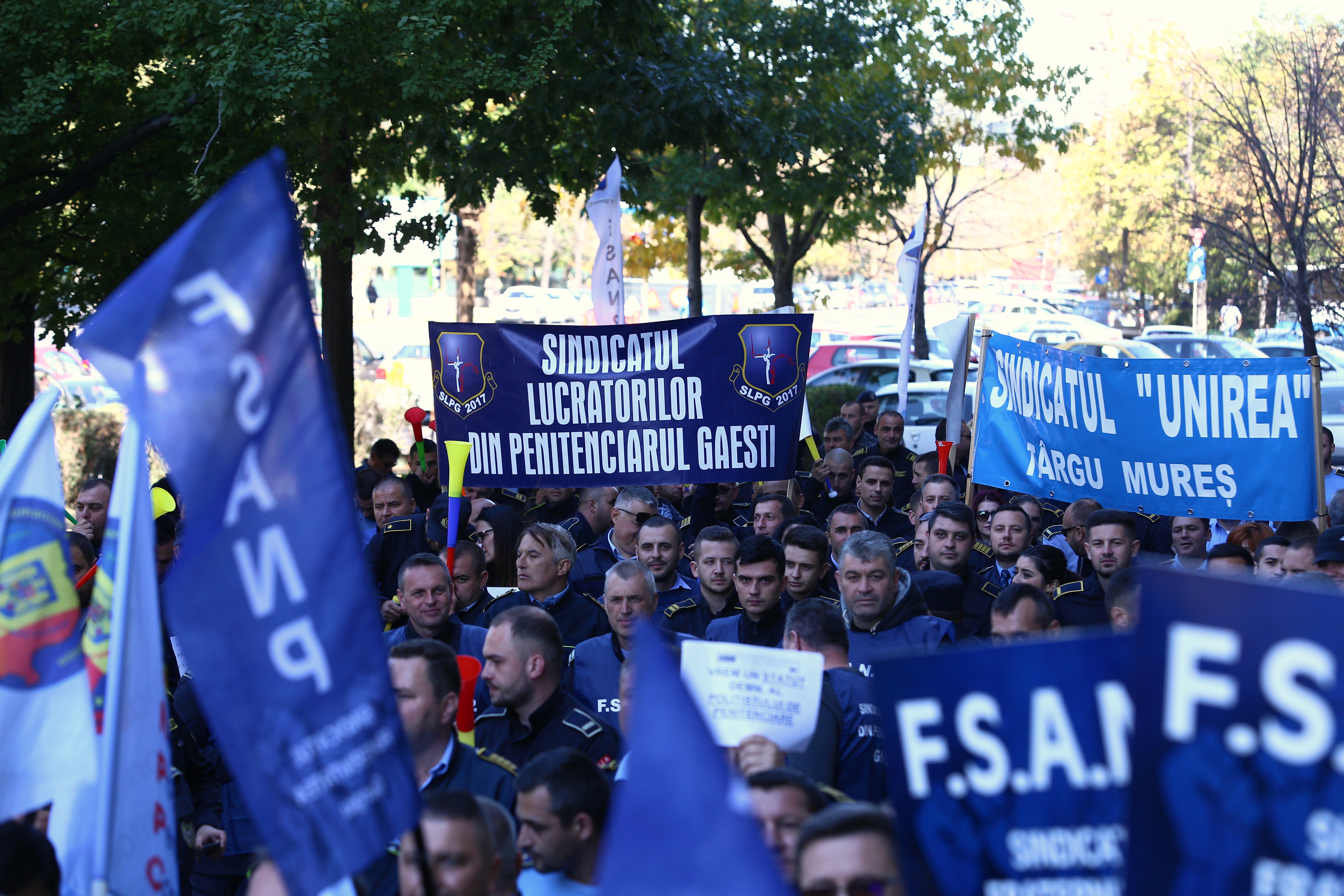 FOTO| Sute de gardieni din penitenciare protestează în fața Ministerului Justiției. Se cere demisia lui Tudorel Toader