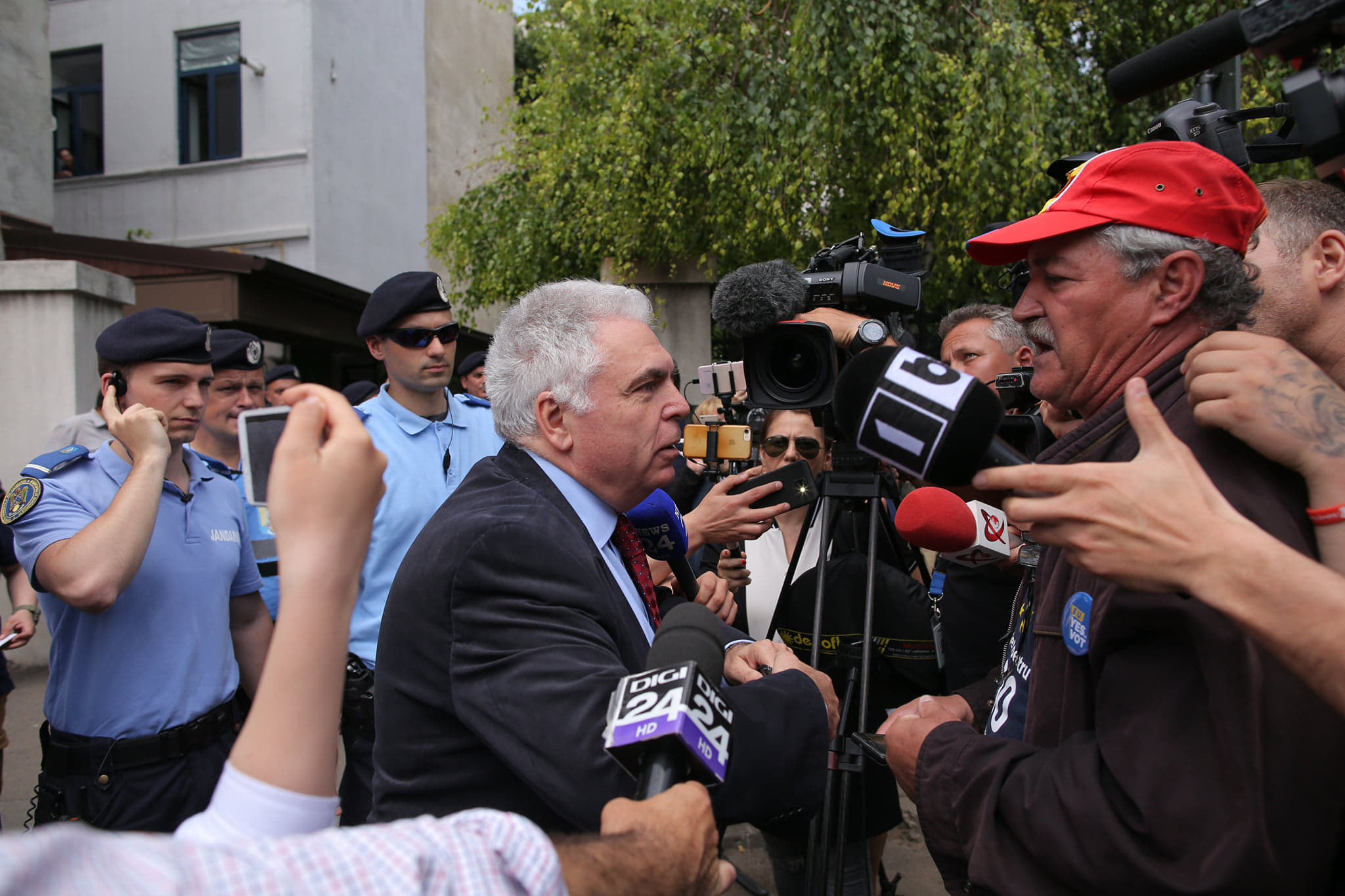 Adrian Severin, huiduit de protestatari la Instanța Supremă. Fostul europarlamentar a cerut anularea condamnării pentru fapte de corupție / FOTO