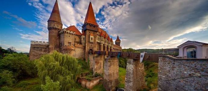 Târgul European al Castelelor, găzduit de Castelul Corvinilor, și-a deschis porțile