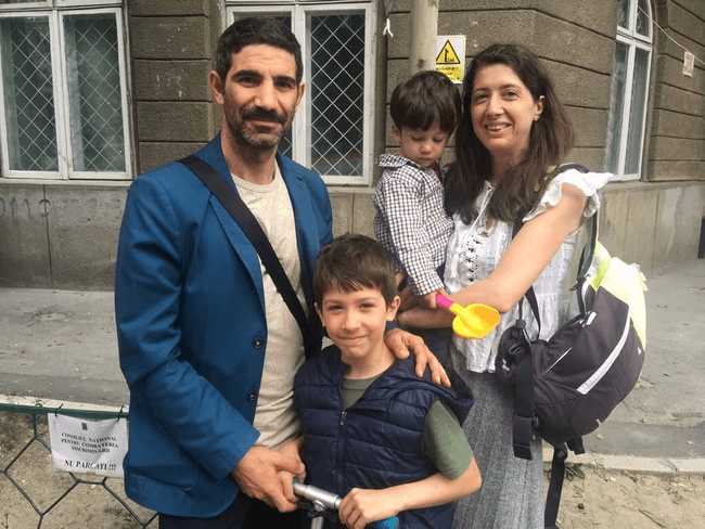 Toma Cuzin, cunoscut ca Firicel din „Las Fierbinți”, cu familia la Premiile GOPO 2024. Imagini rare cu soția și cei doi copii