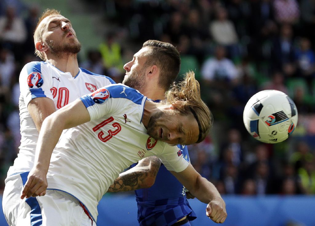 Euro 2016, grupa D. Cehia - Croația 2-2. Suporterii croați au creat haos, aruncând cu torțe și petarde pe teren, iar Necid a egalat din penalty /  FOTO