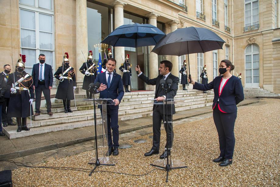 Emmanuel Macron a ținut singur umbrela la un eveniment cu premierul slovac Igor Matic