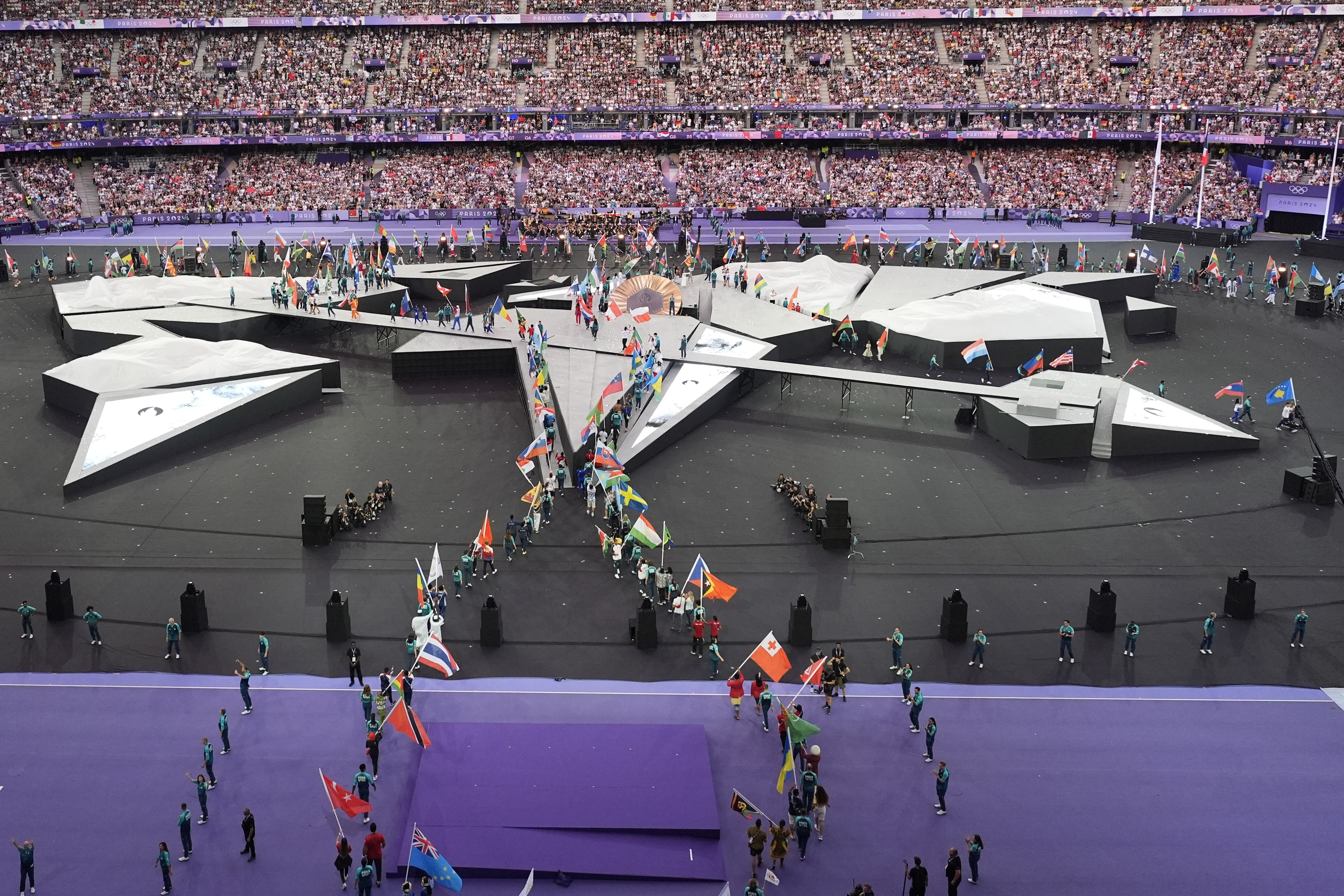 Jocurile Olimpice s-au încheiat cu o ceremonie spectaculoasă pe Stade de France. Tom Cruise a preluat ștafeta, după o cascadorie inspirată din filmele „Misiune Imposibilă”