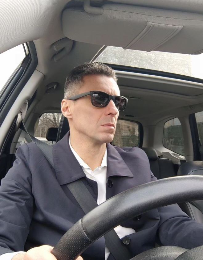 Ce a primit Mircea Badea acasă după ce a comandat trei iaurturi pe o aplicație mobilă: „Ce ați făcut, bă?”