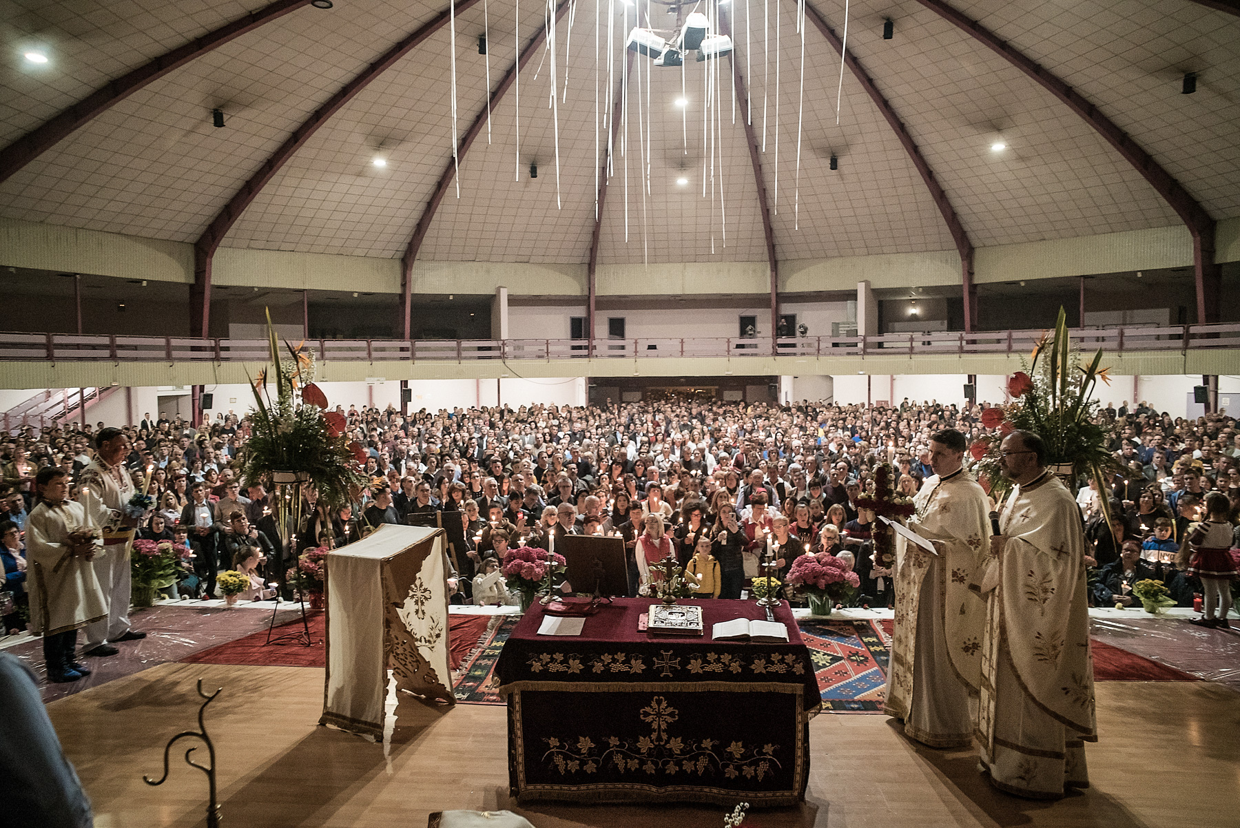 La o Biserică Ortodoxă din Spania, “Tatăl Nostru” se rostește și în română, și în spaniolă. Părintele Ioniță a înființat echipă de fotbal, îi laudă pe compatrioții lui care muncesc, e supărat pe cei care „au stricat tot”, dar i-a vizitat la pușcărie