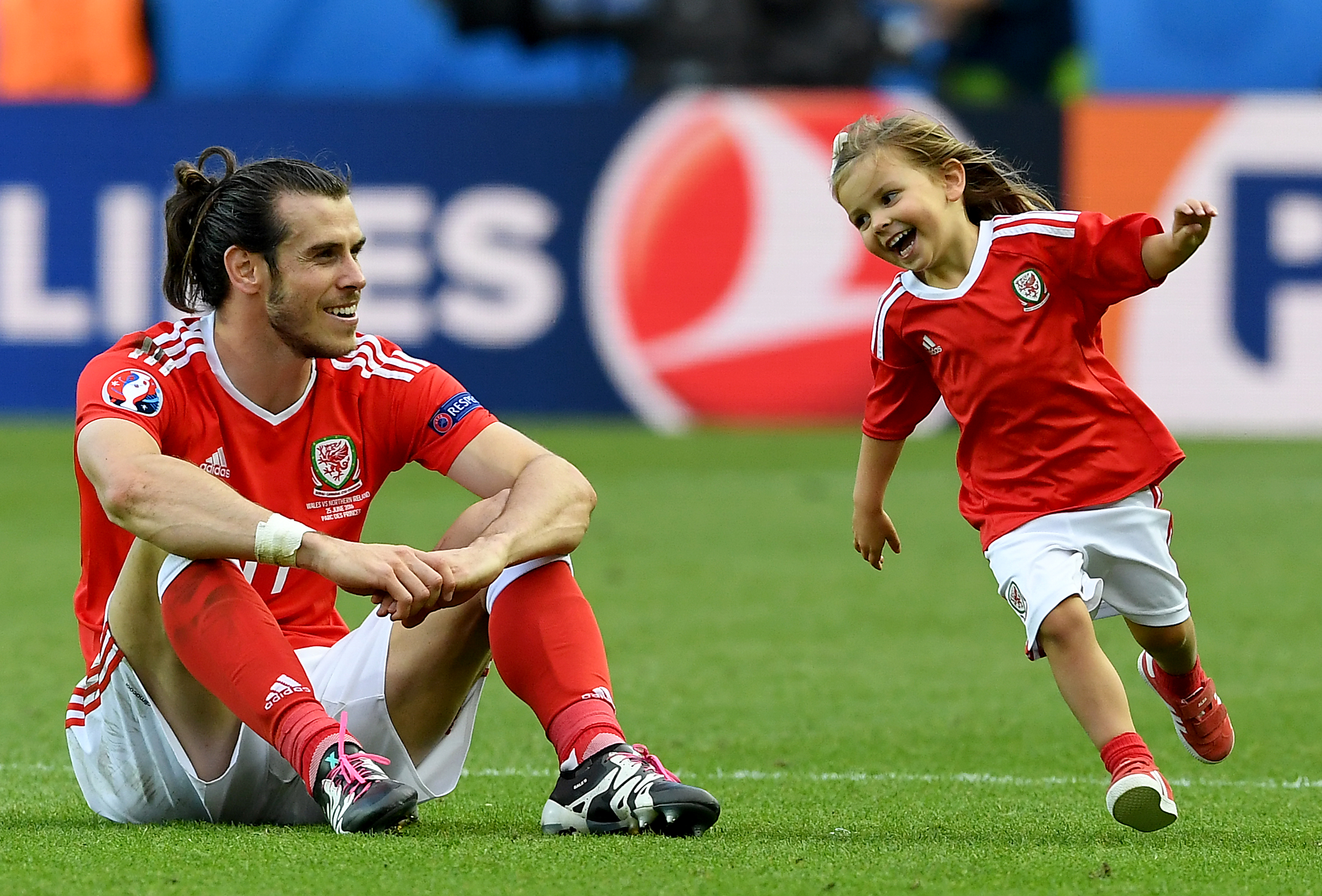 Fabulos. Cum a petrecut Gareth Bale cu fiica sa în vârstă de trei ani după calificarea Țării Galilor în ”sferturi” | GALERIE FOTO&VIDEO