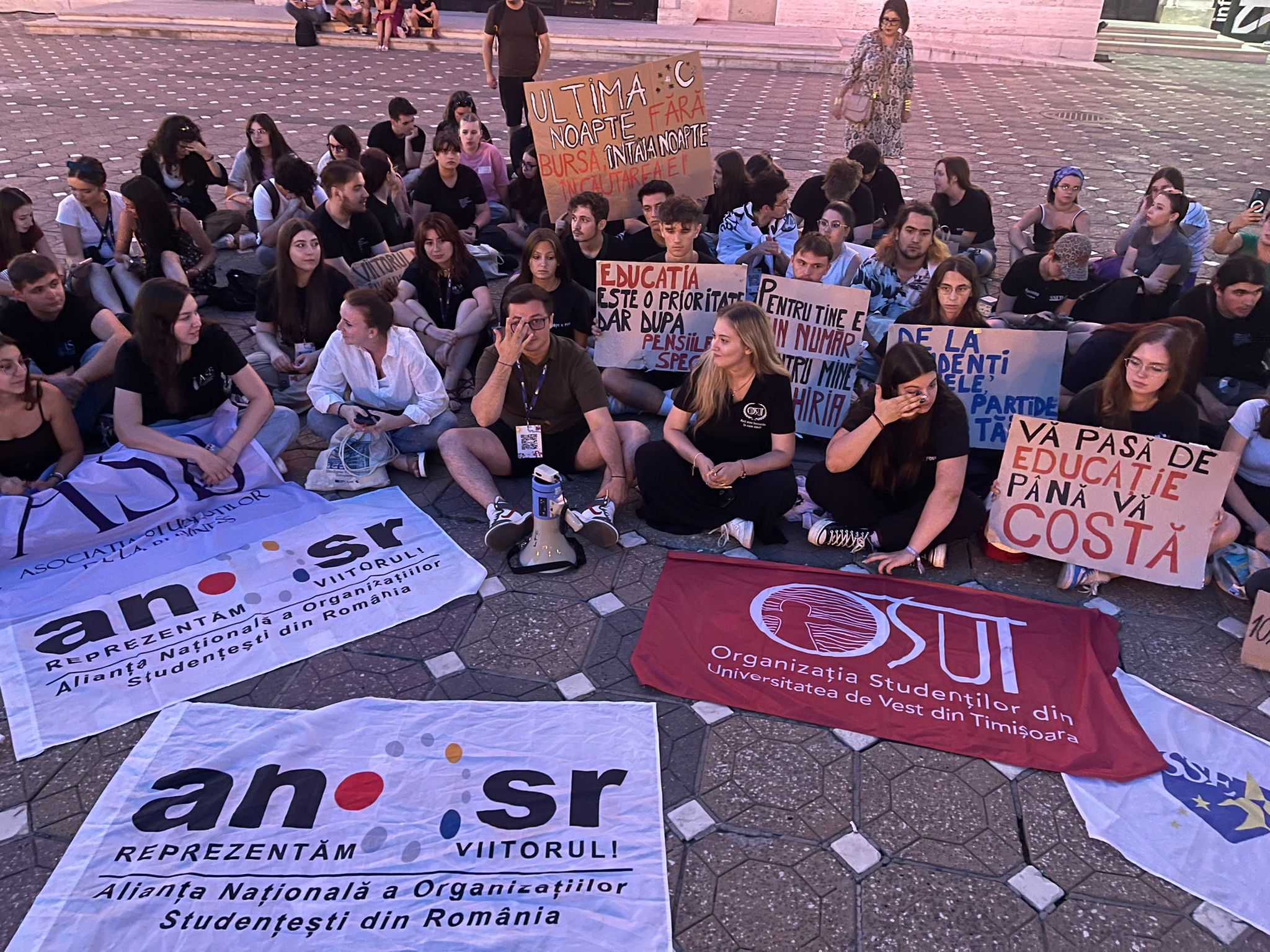 Daniel David îi sfătuiește pe studenții care protestează față de tăierile burselor să-și ia un job part-time: „Noi nu avem cultura asta”