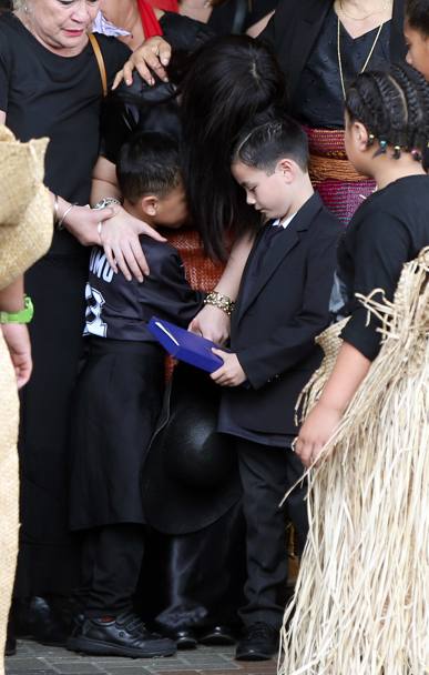 Imagini cutremurătoare de la căpătâiul lui Johan Lomu, decedat la doar 40 de ani! Copiii fostului star au purtat la ceremonie tricouri cu numărul 11 / GALERIE FOTO