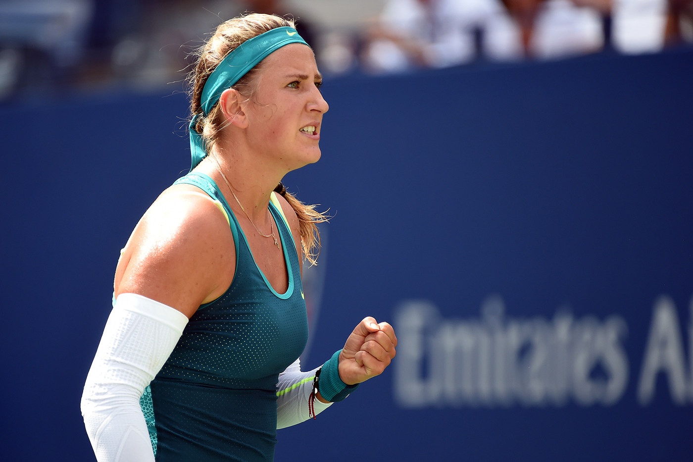 Superperformanţă realizată de Simona Halep, care a învins-o pe Victoria Azarenka, în trei seturi, şi s-a calificat în semifinalele de la US Open. Românca a condus ostilităţile în primul set, l-a cedat pe cel secund, dar a fost formidabilă în decisiv. Meciul a fost întrerupt o oră în ultimul act din cauza ploii. Simona a egalat performanţa Irinei Spârlea din 1997 / LIVE BLOG & SUPERGALERIE FOTO