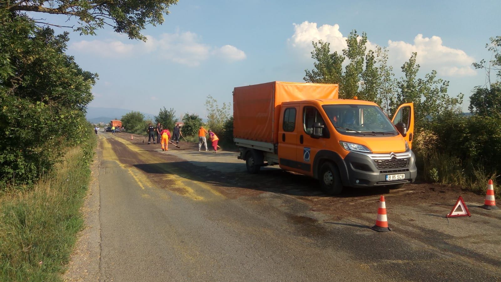 VIDEO&FOTO/ Accident pe DN 57, în Caraș-Severin. Două mașini s-au ciocnit din cauza rapiței scurse dintr-un camion pe șosea