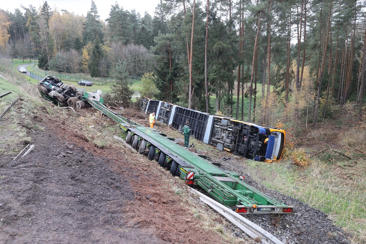 Un camion care transporta un tramvai de 42 de metri s-a răsturnat pe marginea autostrăzii, în Germania. Pagube de 2,5 milioane de euro