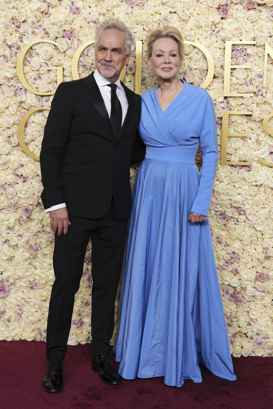 Jean Smart, câștigătoare a Globului de Aur 2025, a purtat pe covorul roșu o ținută creată de un designer român. Cât costă rochia
