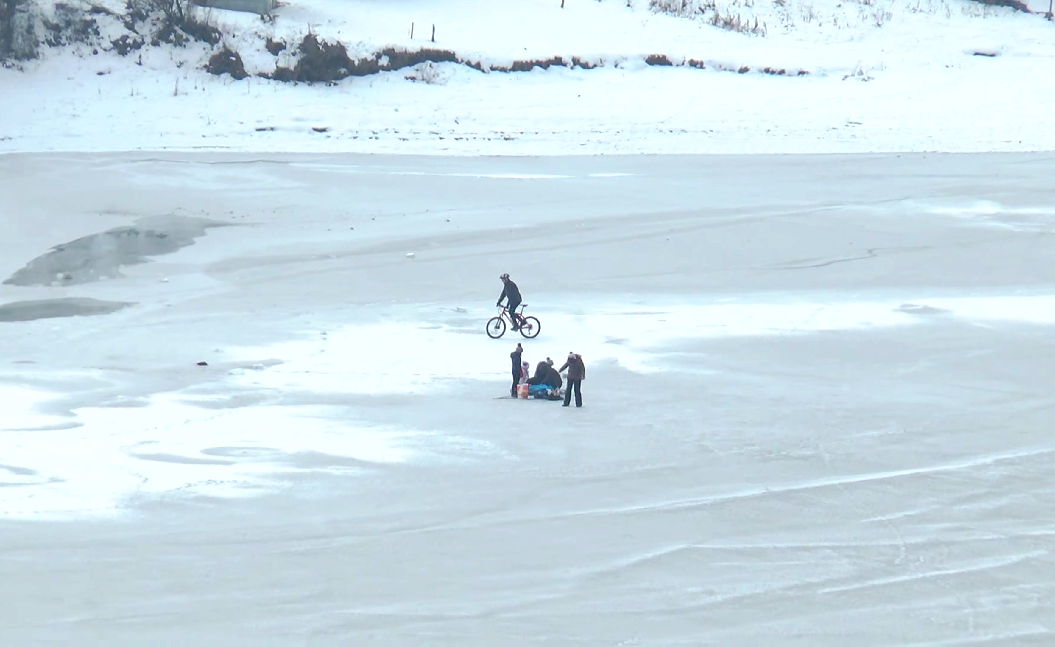 Tinerii patinează pe Lacul Cinciș din Hunedoara care a înghețat. Gheața se poate sparge oricând