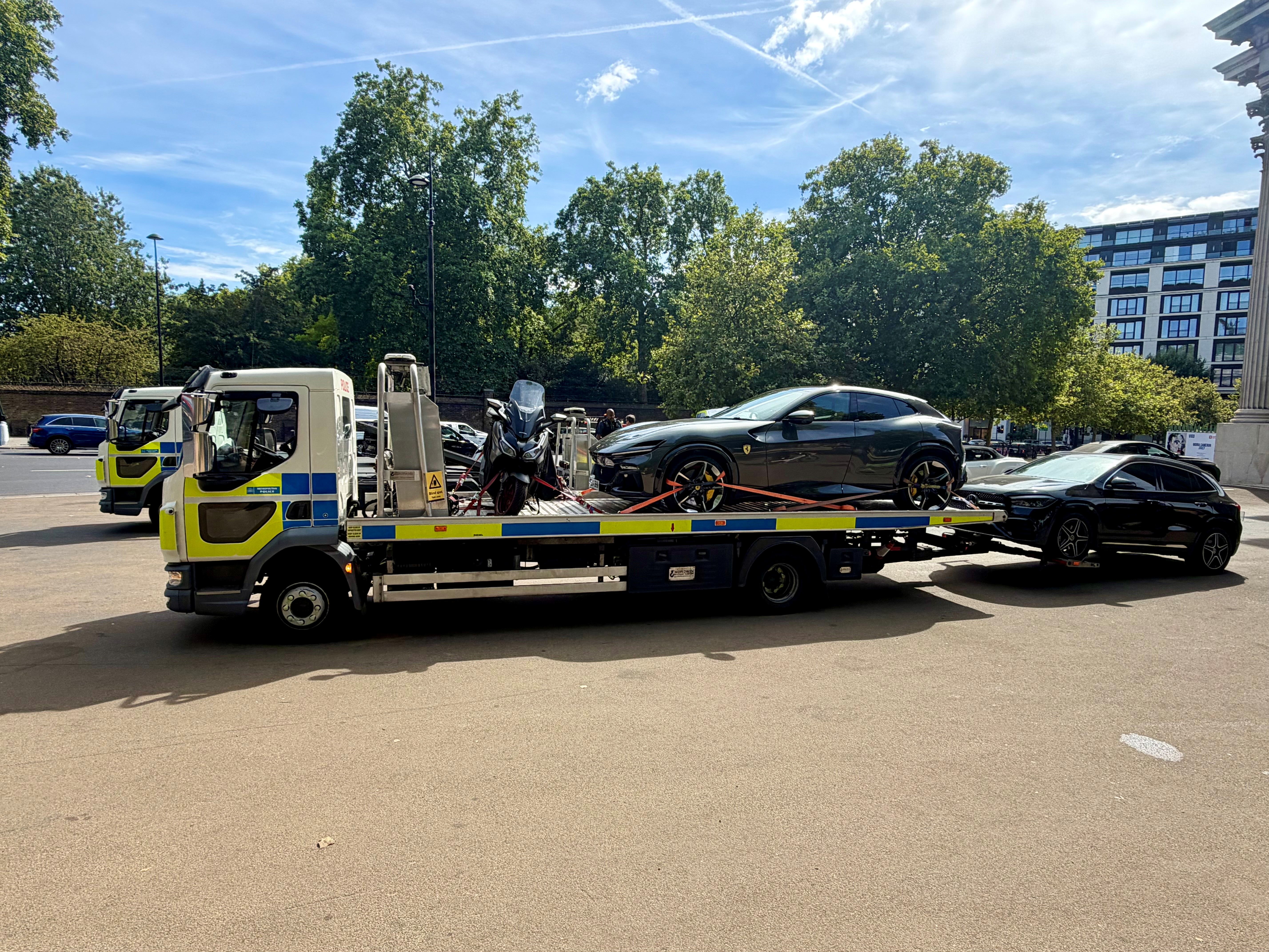 Un polițist a condus un Ferrari extrem de rar, confiscat în trafic, și a fost în culmea fericirii: „Cea mai bună zi din cariera lui”