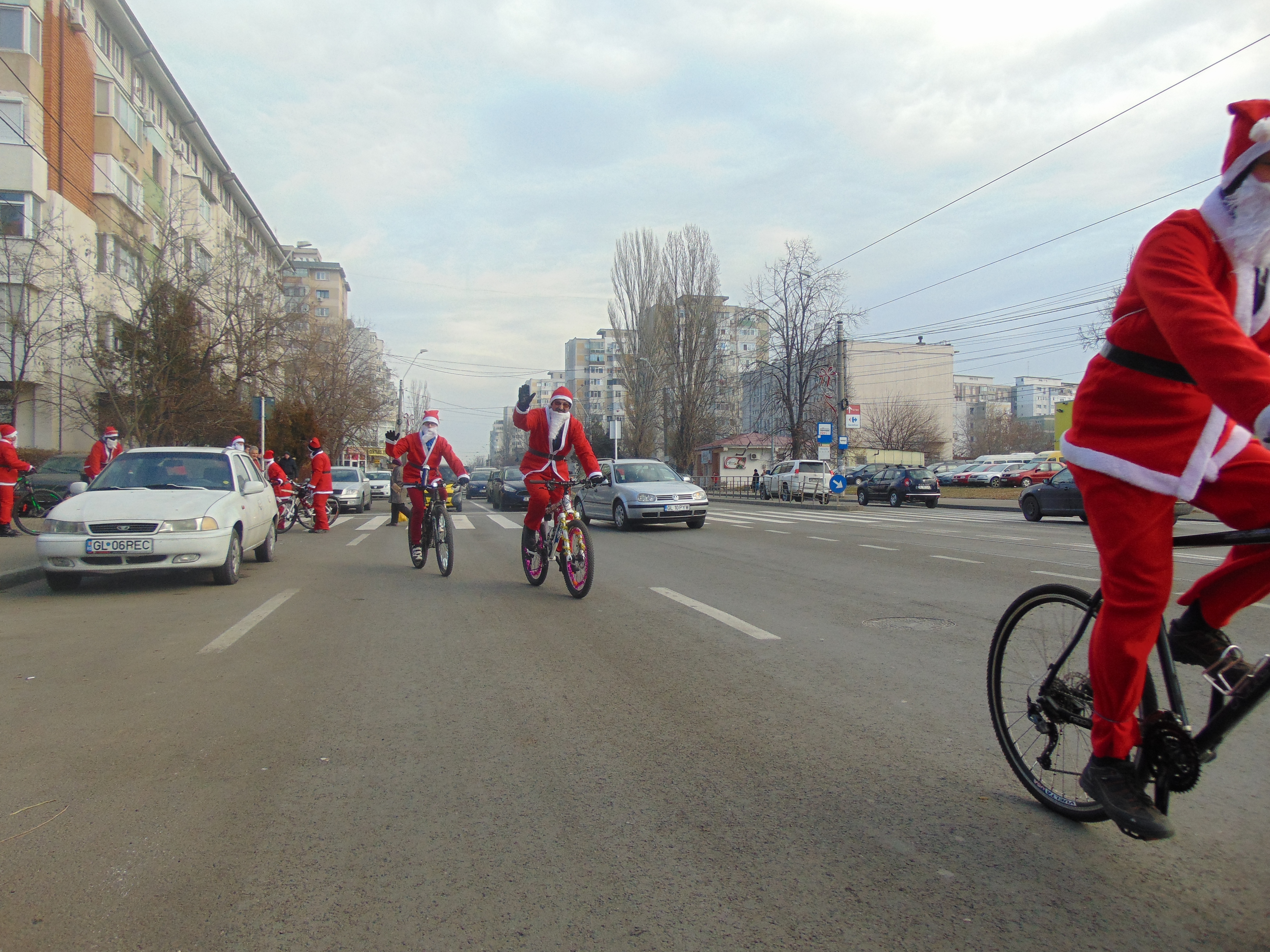Moș Crăciun a dat sania pe bicicletă și a împărțit dulciuri celor mici. Pe unde se plimbă ciclo-moșii /GALERIE FOTO