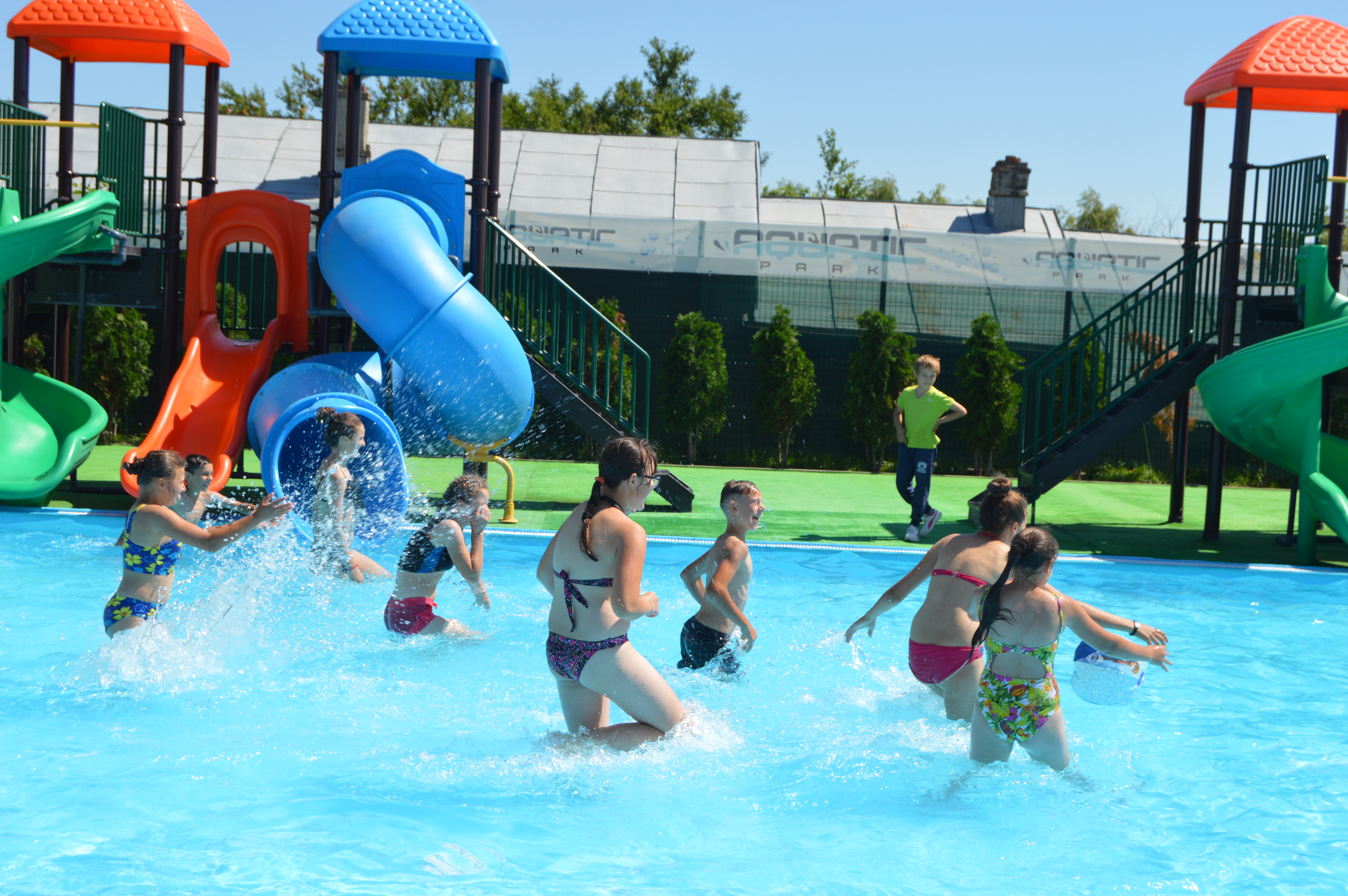 FOTOREPORTAJ: De la gârla din fundul curții la piscină cu tobogane. 600 de copiii din Vaslui văd prima oară un oraș