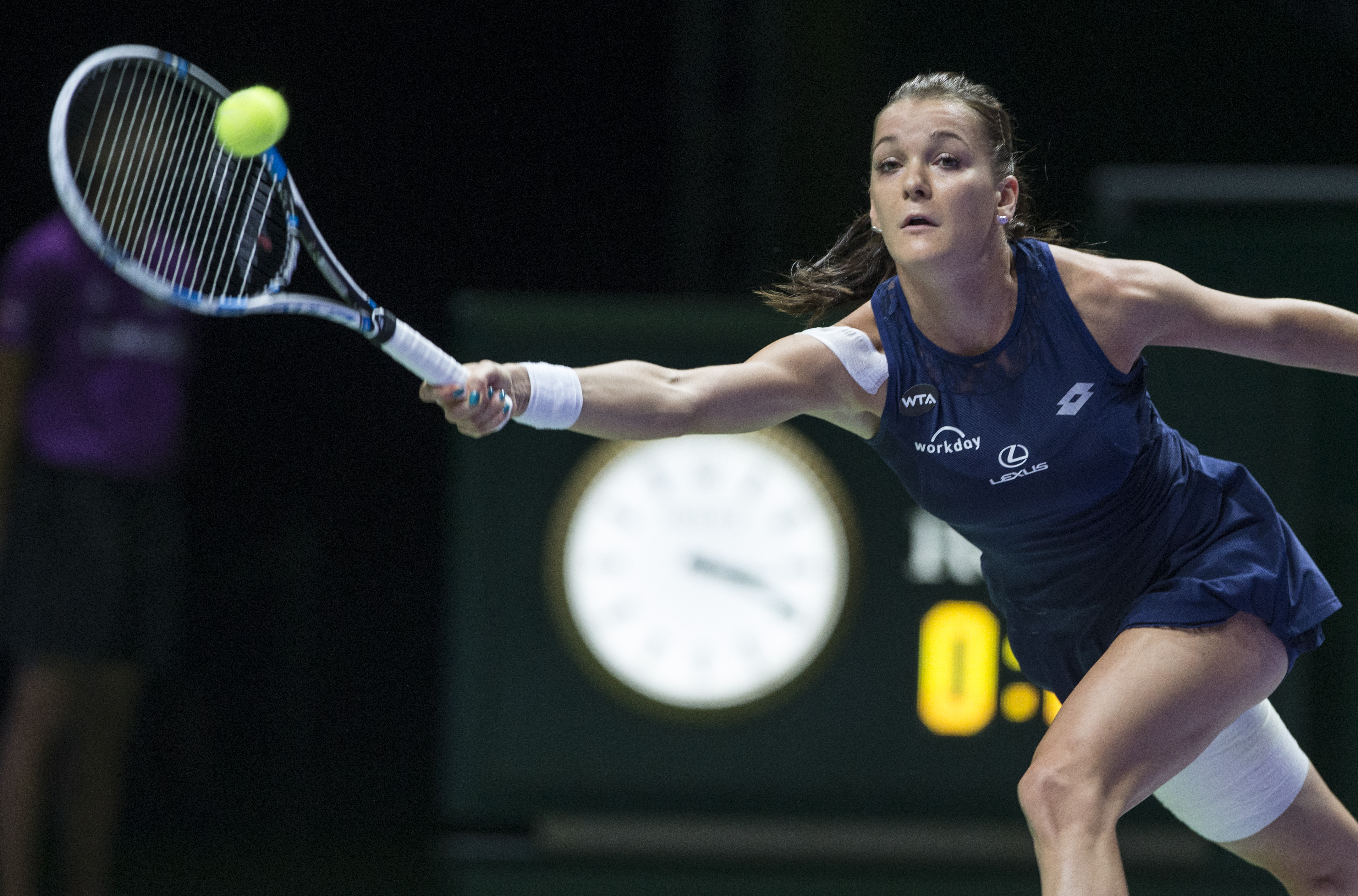 DEZASTRU LA TURNEUL CAMPIOANELOR. Halep a fost învinsă în două seturi de Radwanska şi a ratat semifinalele. A cedat psihic, după ce a pierdut primul set la tiebreak, 5-7, de la 5-1. Simona va încasa 304.000 $. Încheie anul pe 2! / FOTO&VIDEO