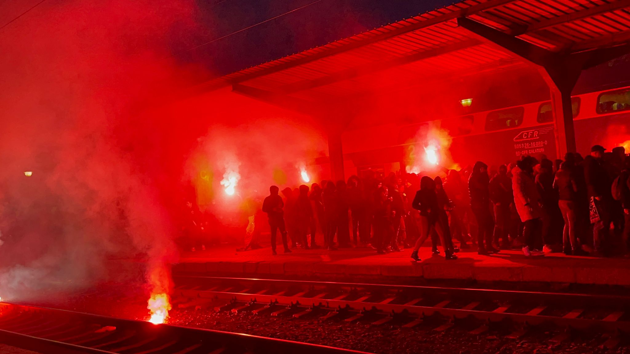 Ultrașii Petrolului au dat cu fumigene în Gara de Nord, înainte de meciul cu Rapid. FOTO