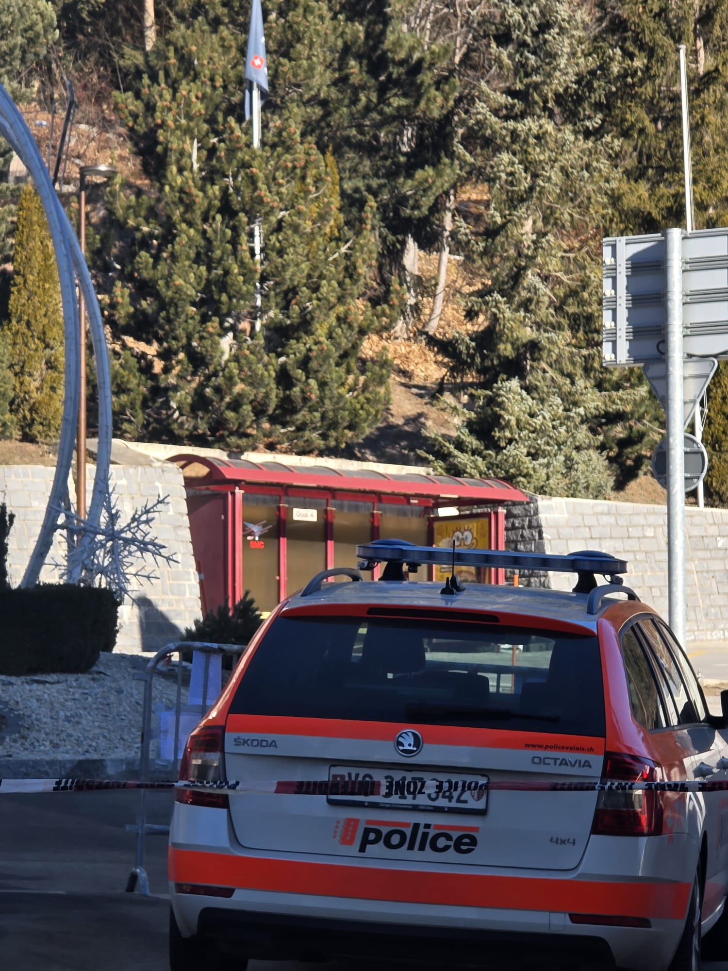 Un jurnalist român relatează pentru Libertatea de la Crans-Montana, după tragedie: „Dacă tragi aer în piept, simți încă mirosul de fum și ars”