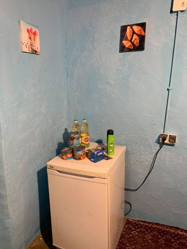 FOTO | Povestea tragică a lui nea Ion, un bătrân care merge în genunchi, dar are grijă de fratele său imobilizat în pat