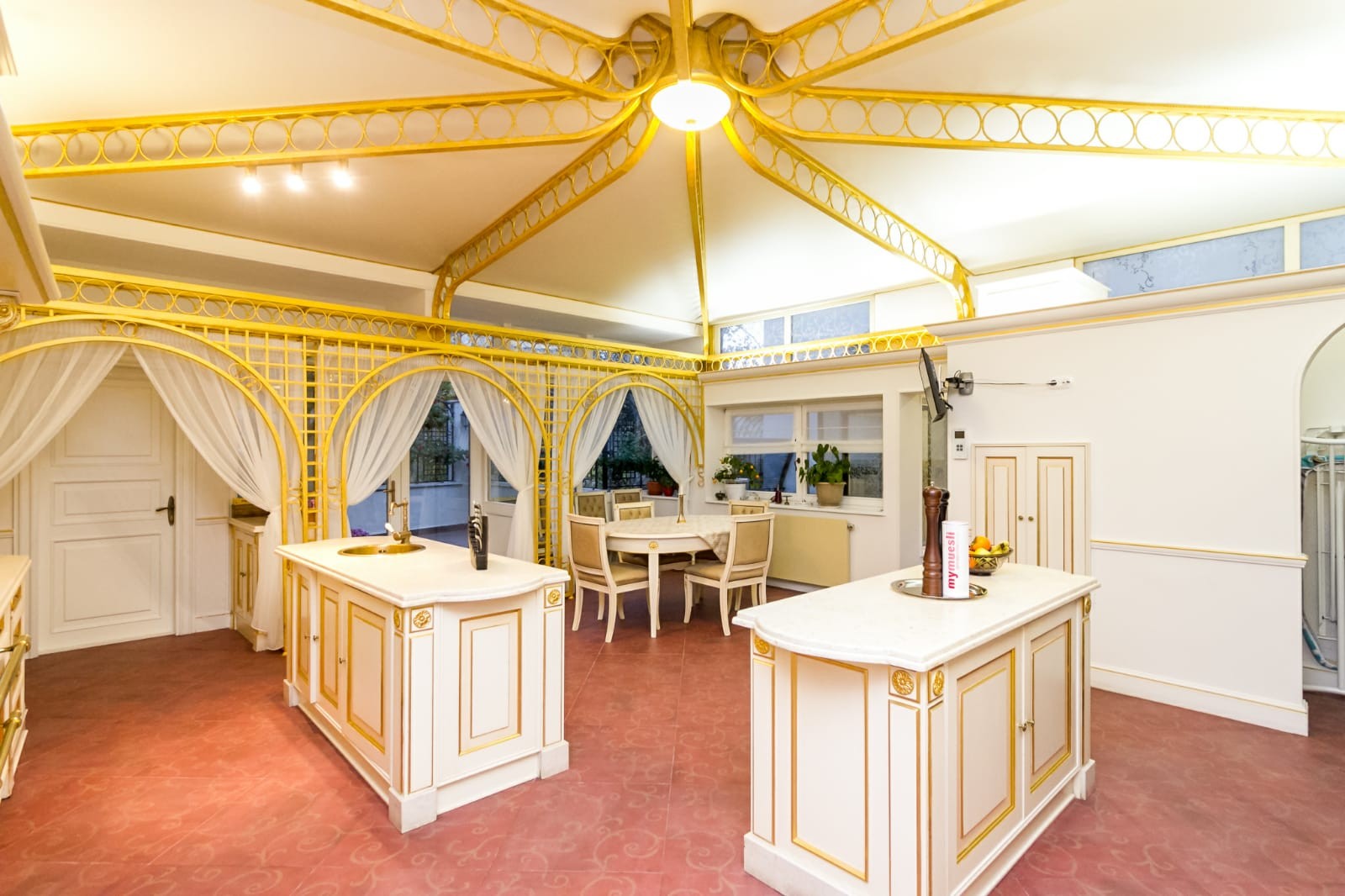 FOTO/ Cum arată vila dintr-o zonă de lux a Capitalei scoasă la vânzare cu aproape 2 milioane de euro