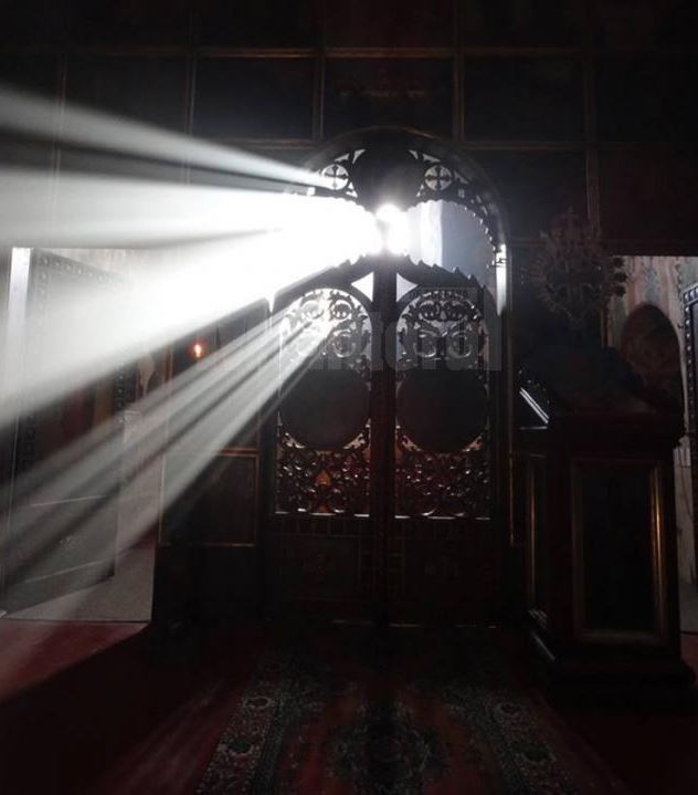 Lumina din biserica Pătrăuți, proiecție spectaculoasă de Crăciun. Minunea se întâmplă numai la marile sărbători