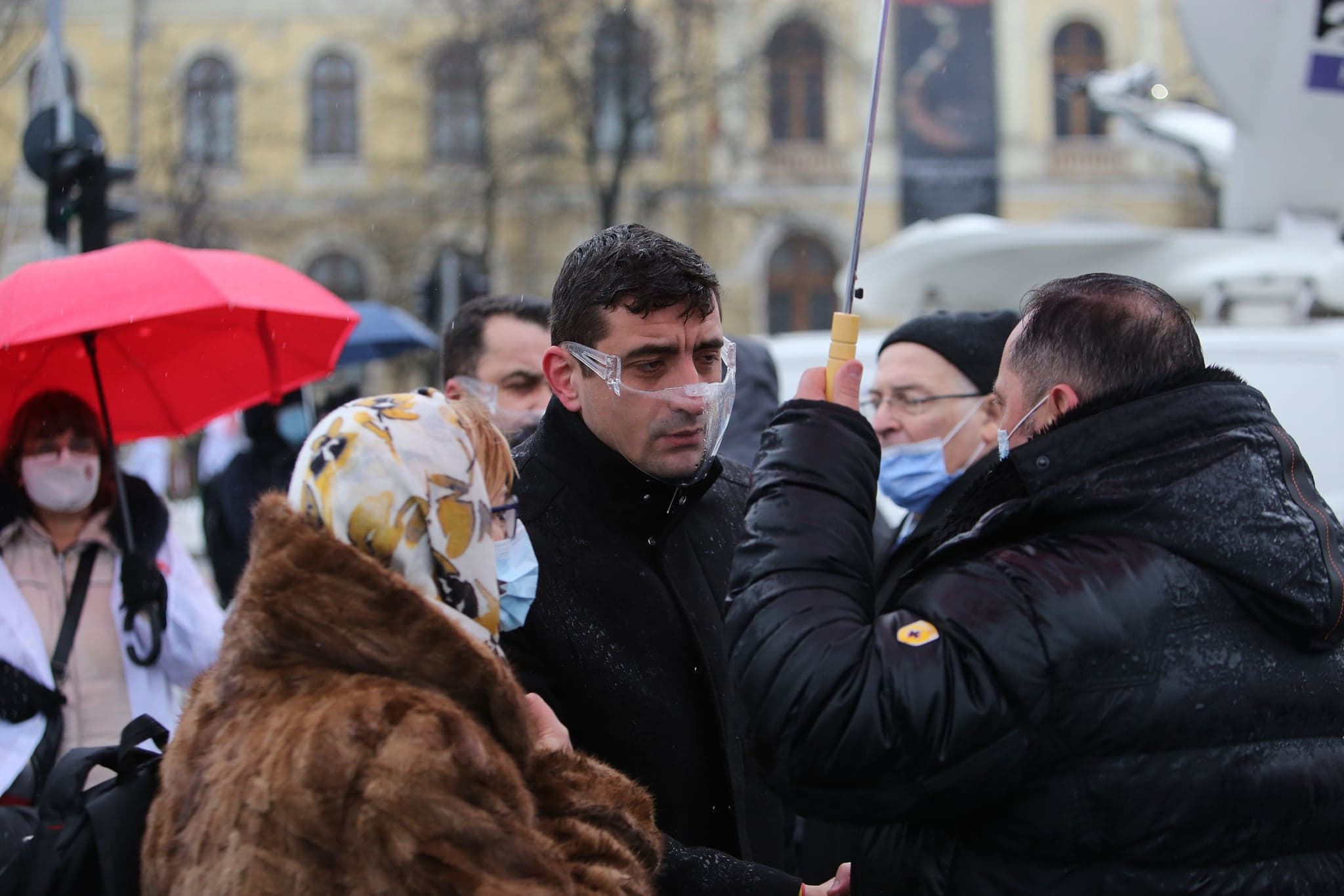 Liderul AUR, George Simion, prezent la mitingul Sanitas din Piața Victoriei: „Am venit să-i ascult. Nimeni de la Guvern nu a binevoit să o facă”