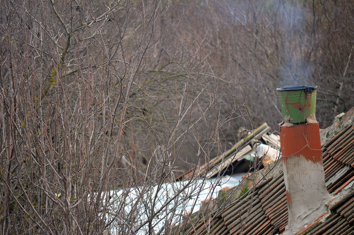 Nămoloasa, singurul sat rupt de județul lui, și filozofia lui nea Costică, bătrânul care locuiește unde se termină drumul. ”Și lumea, tată”