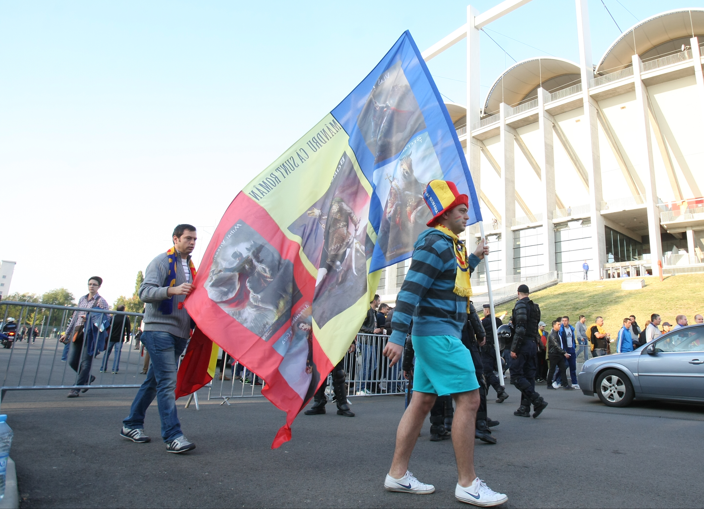 GALERIE FOTO / Jucătorii au ajuns la stadion. Suporterii români au făcut poze cu tricolorii