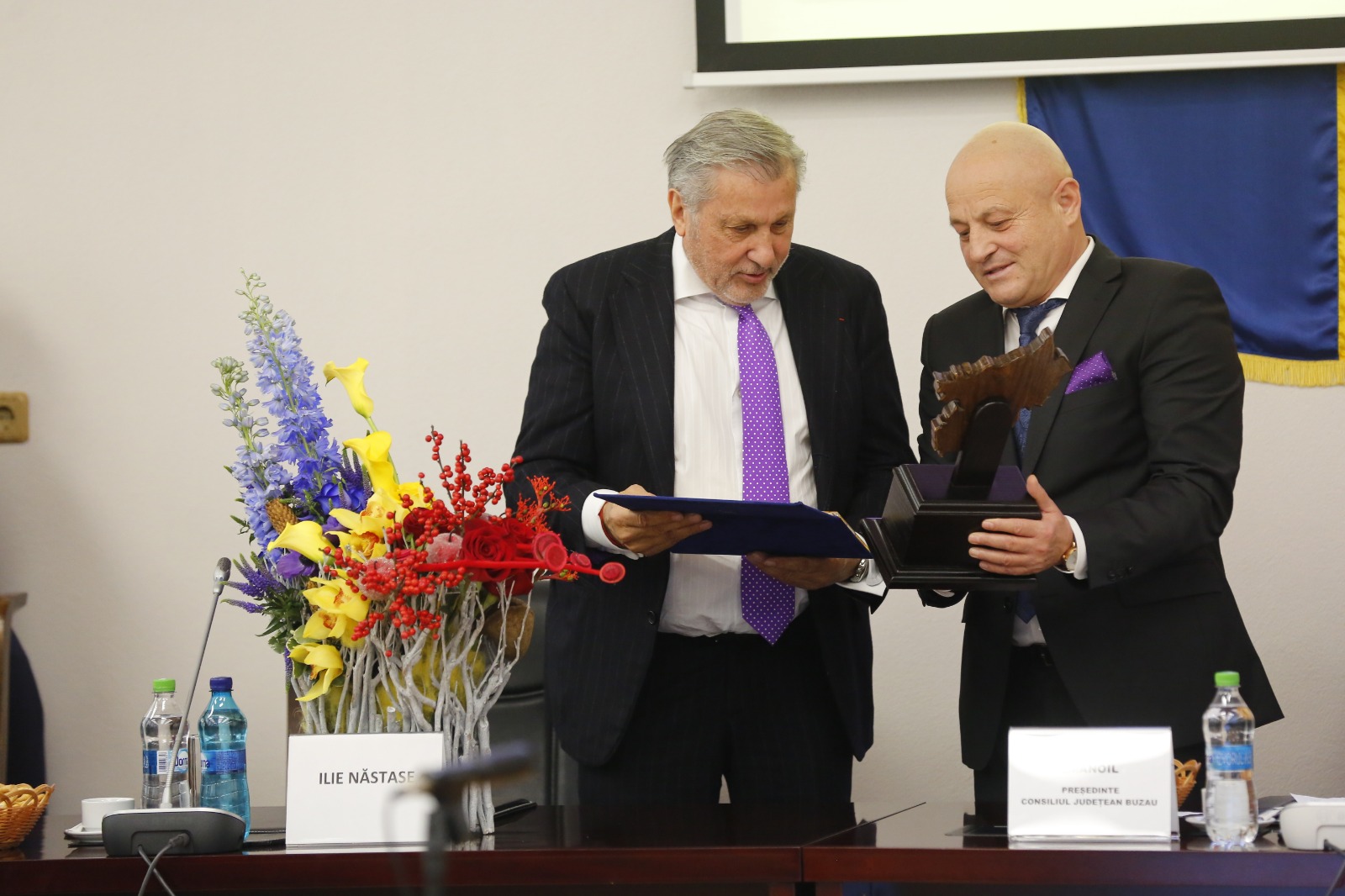 GALERIE FOTO/ Valeriu Argăseală a izbucnit în plâns când a primit placheta de cetățean de onoare al Buzăului. Aceeași distincție a primit-o și Ilie Năstase