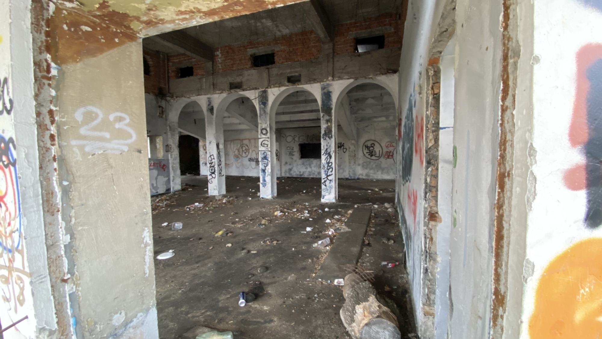 Cum arată la interior cinematograful Giulești, abandonat de autoritățile locale de mai bine de 20 de ani. Disputa dintre edili pe clădirea-simbol a cartierului