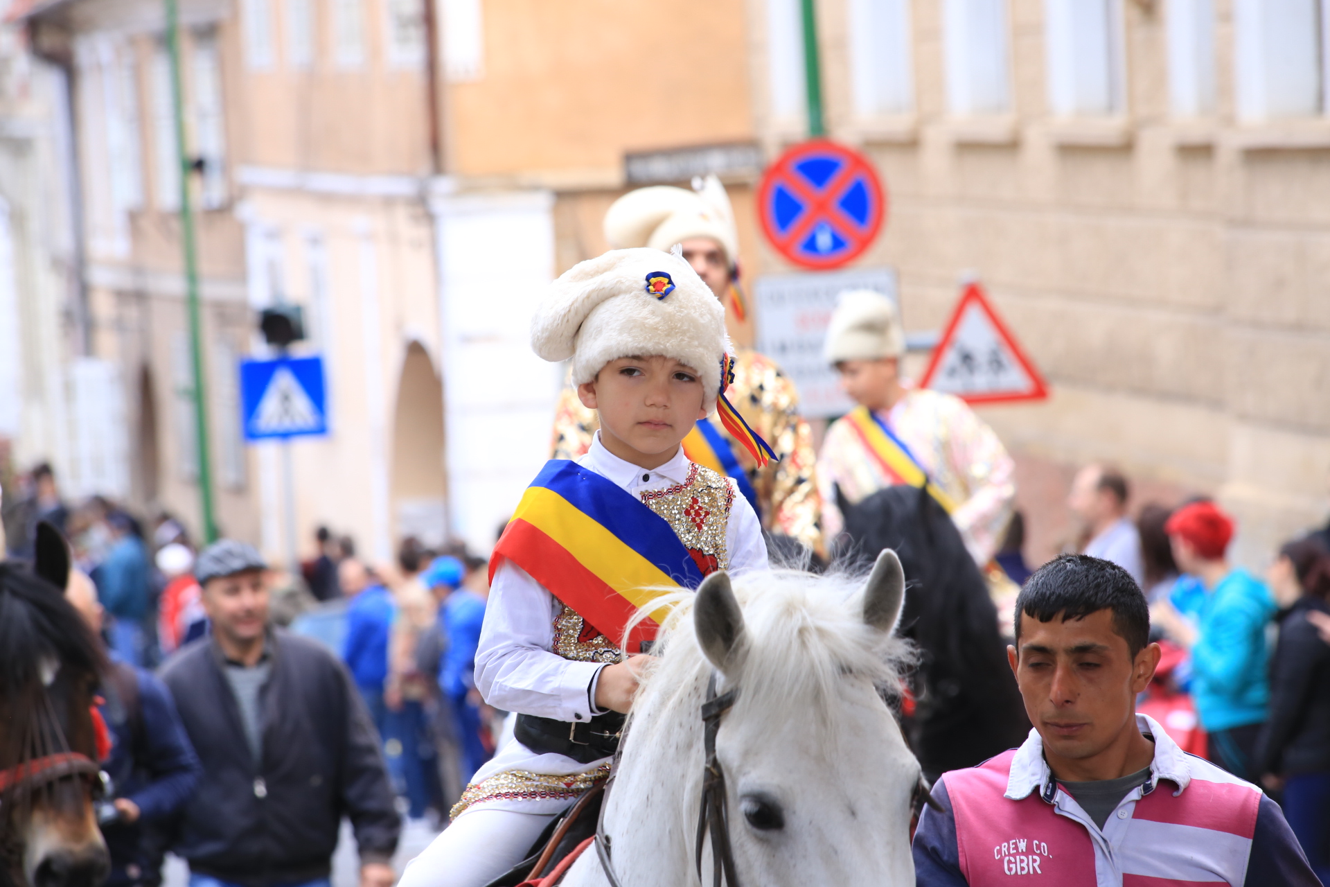 Mii de oameni au asistat la Parada Junilor la Brașov | GALERIE FOTO