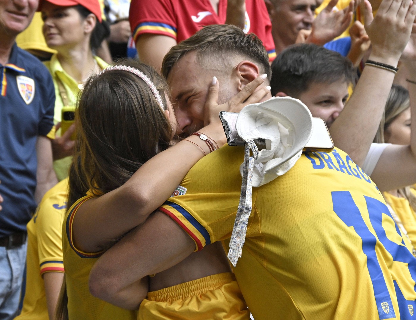 EURO 2024. Imagini emoționante cu Vanessa, soția lui Denis Drăguș, la meciul România - Ucraina. A izbucnit în lacrimi de bucurie