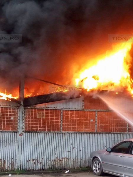UPDATE: Piața distrusă de incendiu în Arad nu avea autorizație. Flăcările au făcut ravagii în clădire / VIDEO