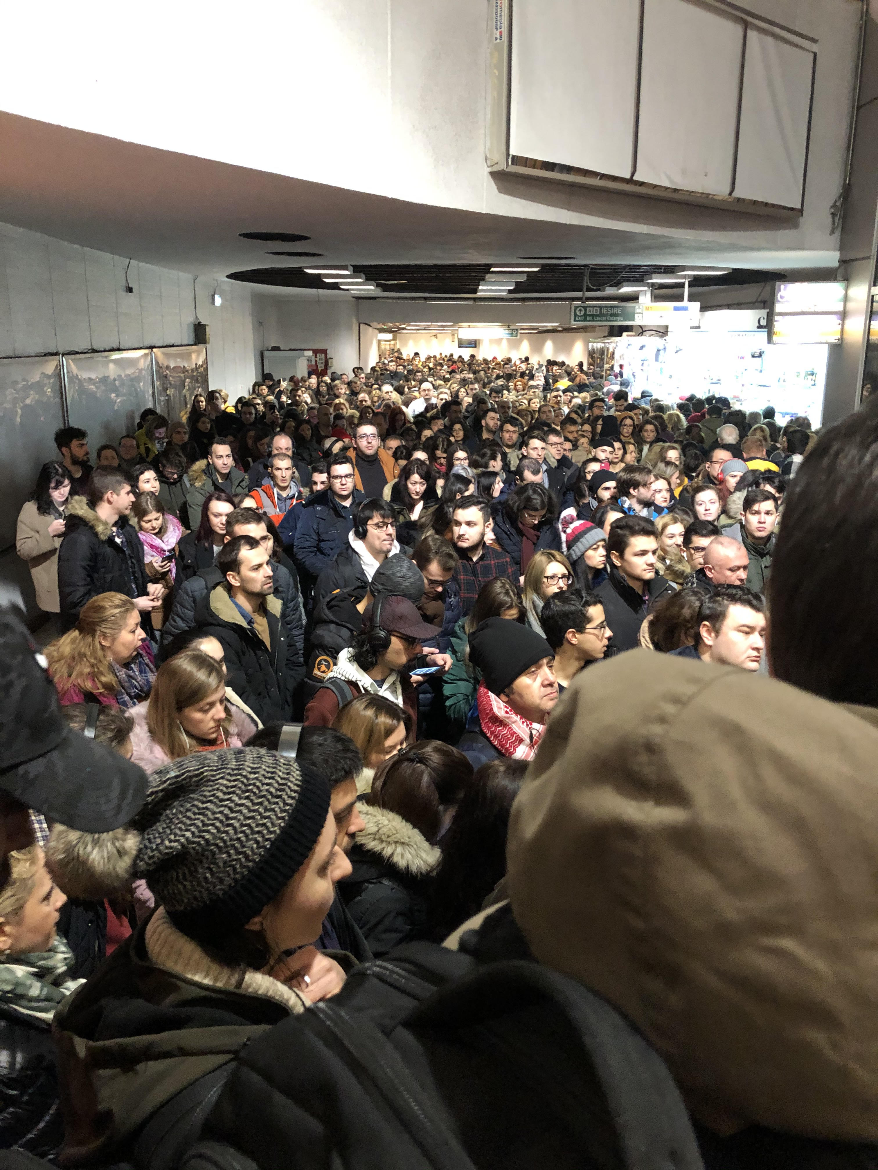 IMAGINI ȘOC | Înghesuială incredibilă la metrou, luni dimineață