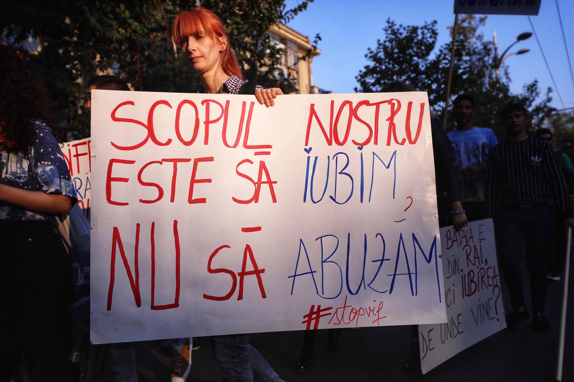 Sute de persoane au luat parte la marșul de solidaritate cu femeile care sunt victime ale violenţei