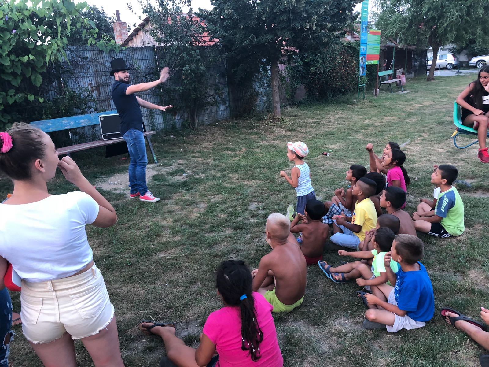 REPORTAJ/ Realitatea dură din mahalaua Timişoarei. Au vrut să facă teatru cu copiii, dar au pornit prin a-i învăța să spună "mulțumesc" şi să nu se mai ia la bătaie