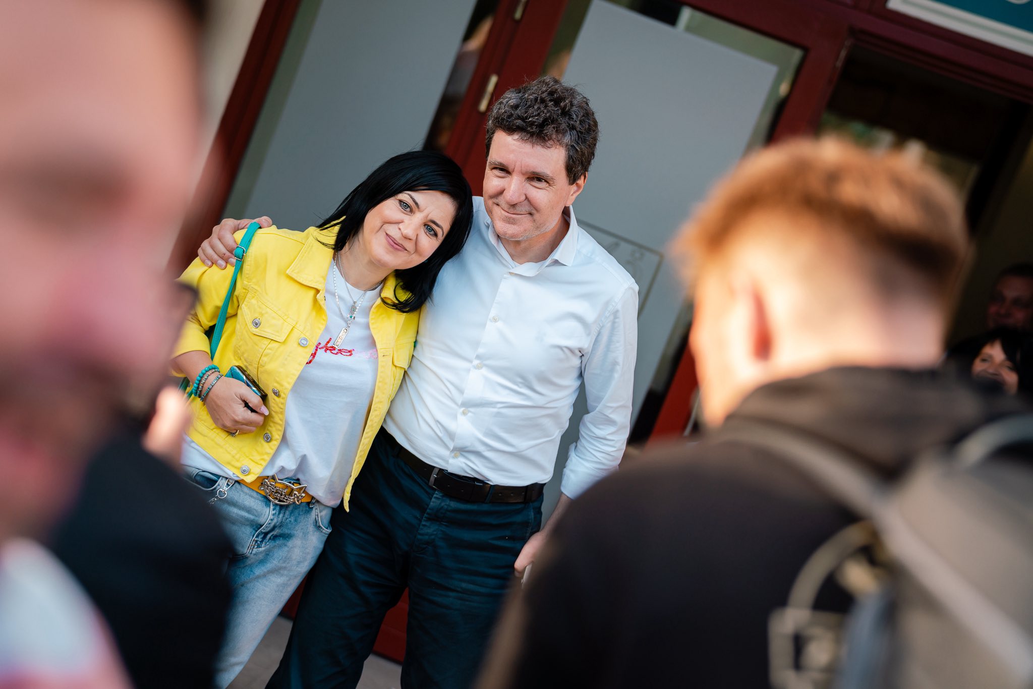 După vizita din Praid, președintele Nicușor Dan, ca acasă în Secuime: a stat cu liderii UDMR la o terasă oarecare și s-a fotografiat cu localnicii